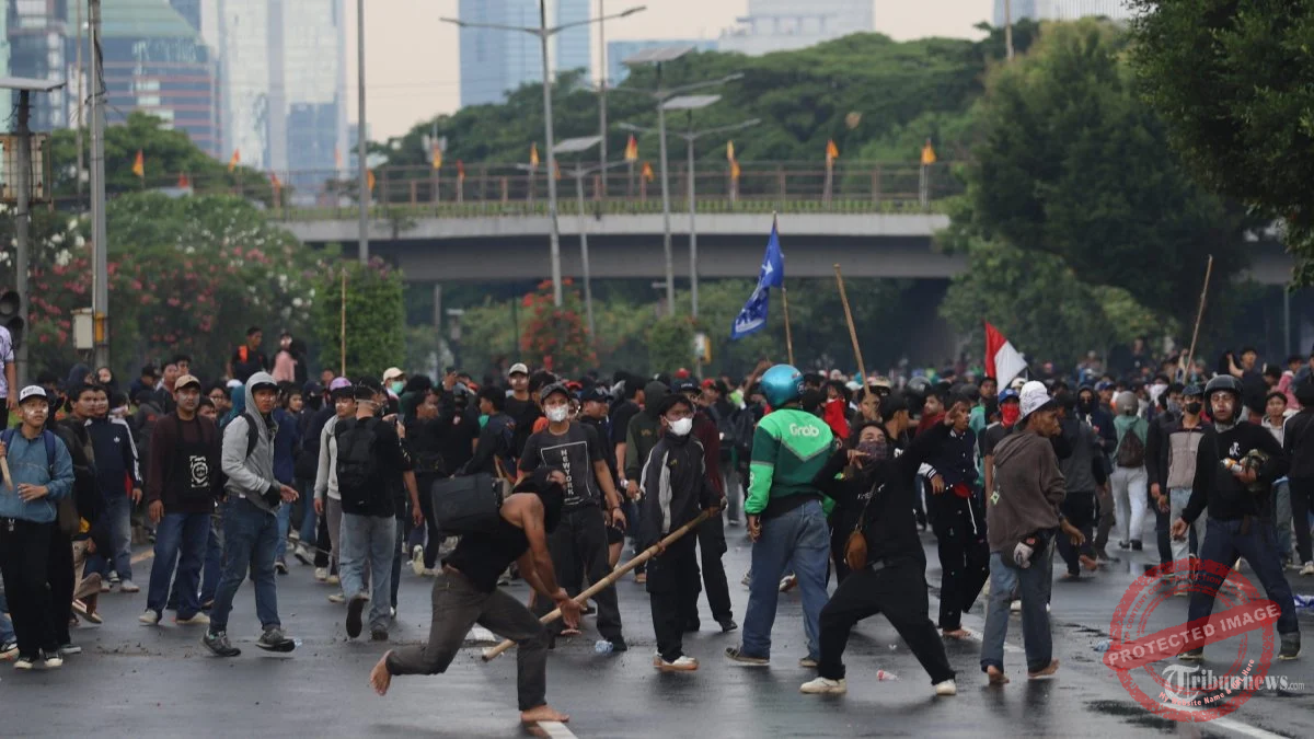 5 Demo Hari Ini yang Membuat Heboh, dari Serangan Kapal Narkoba hingga Slayblade yang Mengingatkan Beyblade