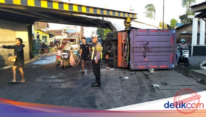 5 Fakta Menarik Malam 1 Suro 2026: Dari Truk Muatan Gula Terguling Hingga Pria Berkebaya di Kirab Mangkunegaran