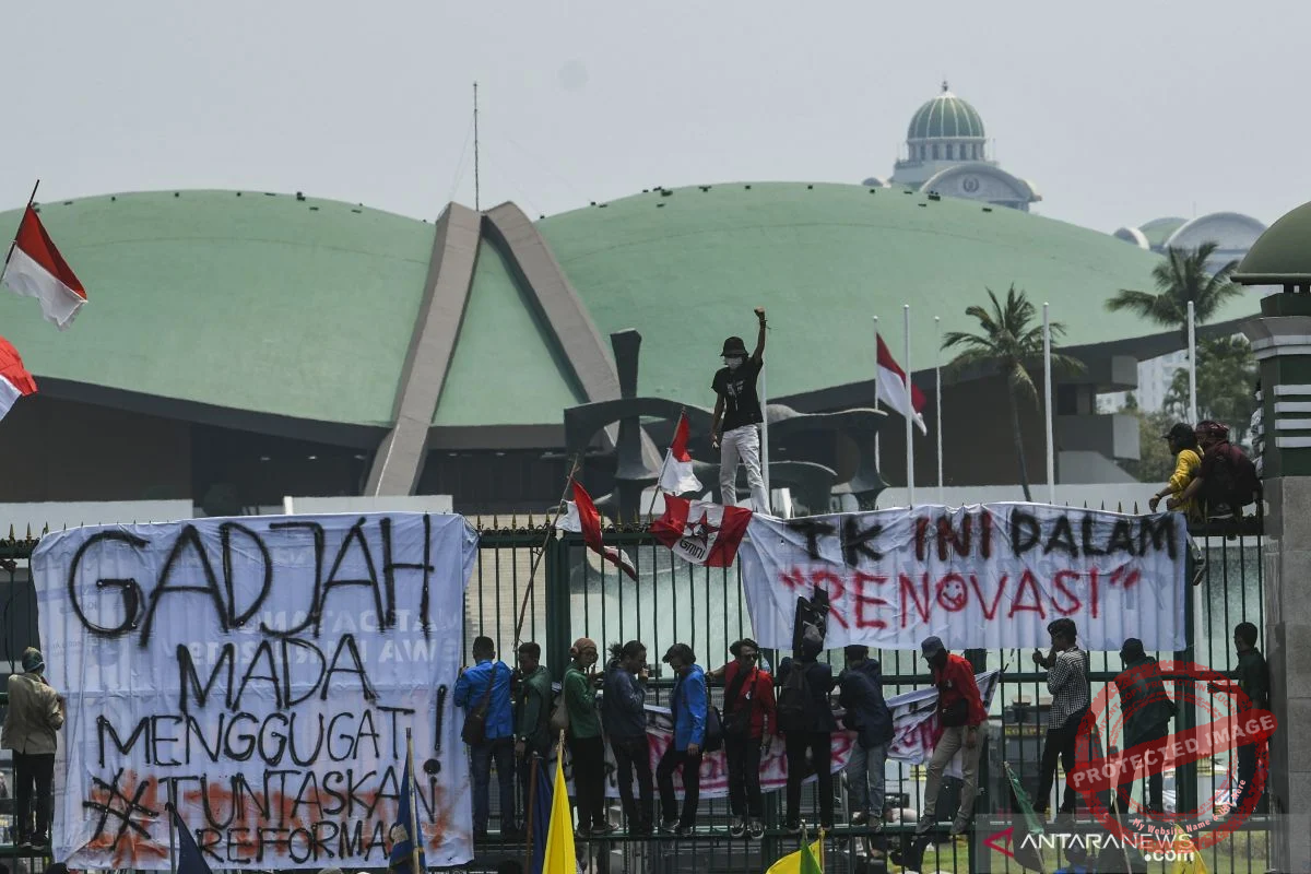6 Tuntutan Mahasiswa Saat Demo di Depan DPRD Sumut: Evaluasi MBG dan Revisi UU TNI