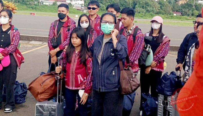 Mendarat di Manokwari, Kloter 1 Kontingen Pesparawi Sulsel Disambut Hangat dengan Topi Adat Papua