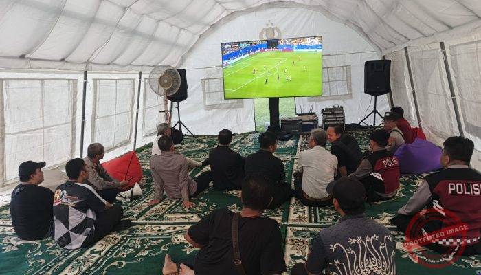 Nobar Piala Dunia 2026, Polsek Cengkareng Pererat Kebersamaan Bersama Warga di Pasar Rakyat Hari Bhayangkara