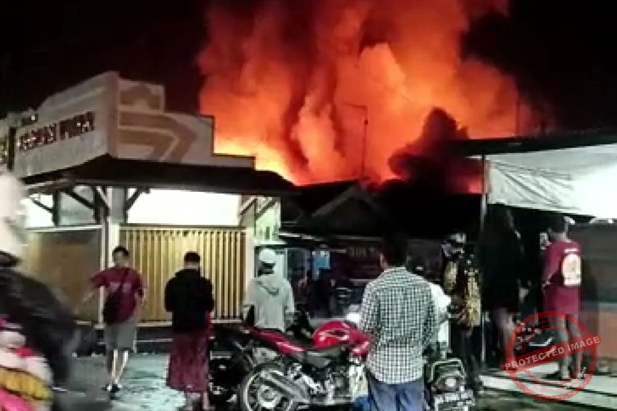 Kios di Blitar Mengeluhkan Pemadaman Listrik, Sementara Korban Kebakaran Pasar Parluasan Dapat Bantuan Rp 10 Juta