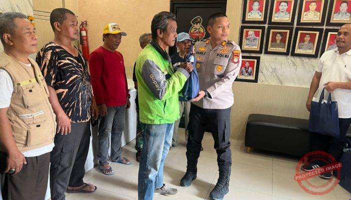 Jumat Peduli, Polsek Cengkareng Salurkan Sembako kepada Sabuk Kamtibmas dan Warga