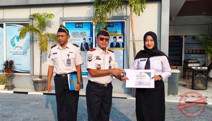 Disiplin Berkarakter, Kinerja Bersinar: Menempa Profesionalisme Lewat Apresiasi dan Penertiban Atribut Dinas