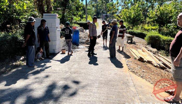 Polsek Jatipurno Gotong Royong Bangun Pos Kamling, Perkuat Keamanan Lingkungan Bersama Warga