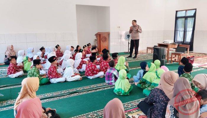 Police Goes to School, Polsek Ngadirojo Edukasi Siswa MI UT Arpansa tentang Tertib Berlalu Lintas dan Cegah Bullying