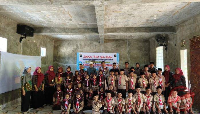 Tanamkan Disiplin Sejak Dini, Satlantas Polres Jepara Edukasi Keselamatan Berlalu Lintas dan Anti-Bullying di MI Mambaul Masholih Pakis Aji