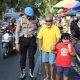 Humanis di Tengah Aksi Hari Ke-2 AMPB, Polisi Bantu Lansia dan Cucunya Menyeberang Jalan Saat Penyampaian Pendapat