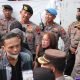 Humanis di Tengah Aksi Hari Ke-2 AMPB, Polisi Tetap Tersenyum Ramah Layani Peserta Penyampaian Pendapat