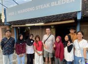 Wisatawan mancanegara menikmati hidangan di Waroeng Steak Bledek Madiun