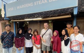 Wisatawan mancanegara menikmati hidangan di Waroeng Steak Bledek Madiun
