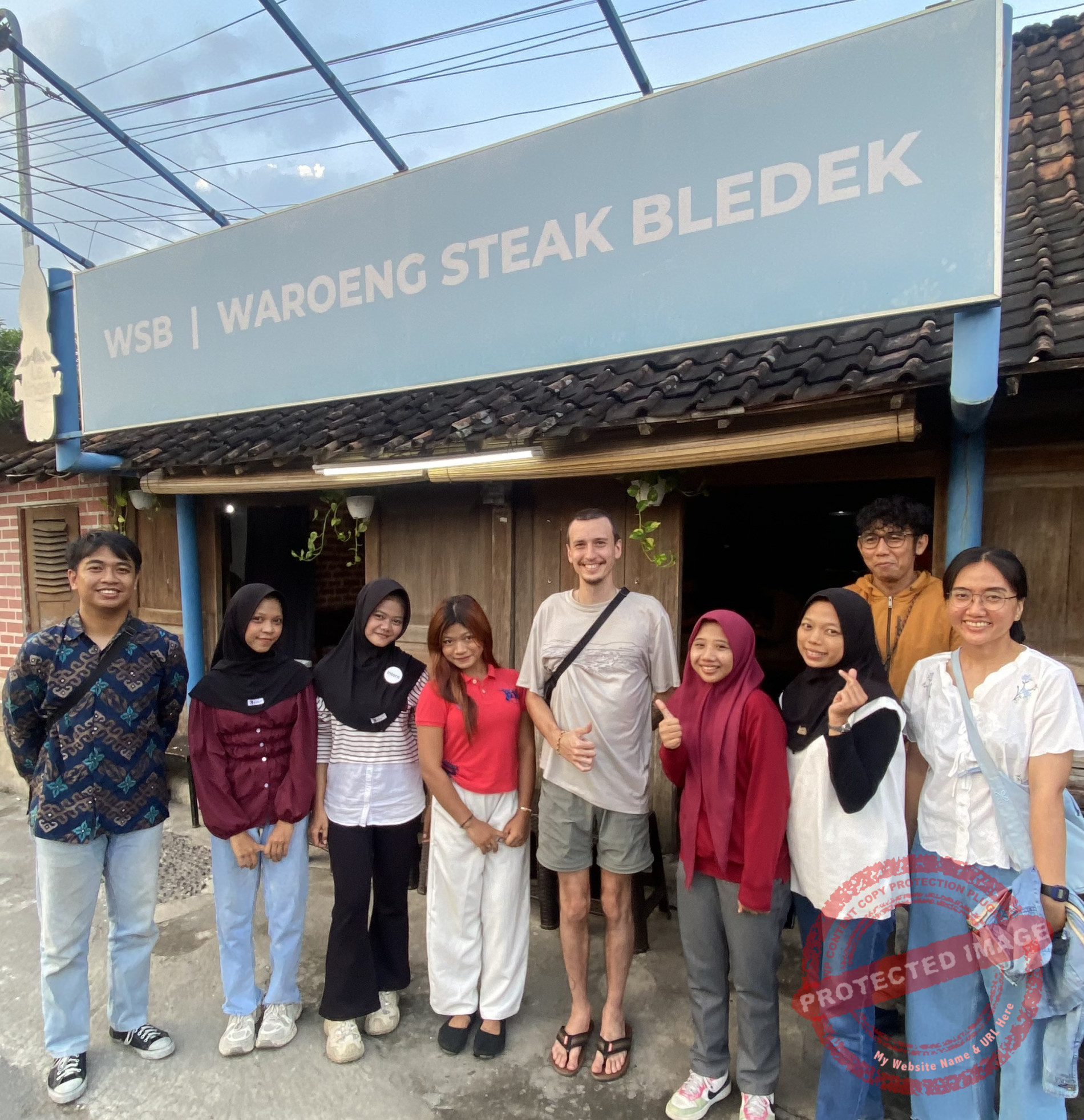 Wisatawan mancanegara menikmati hidangan di Waroeng Steak Bledek Madiun