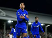 Suasana laga Chelsea vs Fulham di Craven Cottage pada pekan pembuka Premier League, dengan pemain Chelsea merayakan kemenangan dramatis 3-2.