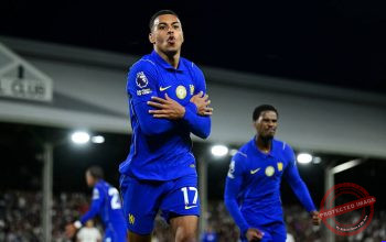 Suasana laga Chelsea vs Fulham di Craven Cottage pada pekan pembuka Premier League, dengan pemain Chelsea merayakan kemenangan dramatis 3-2.