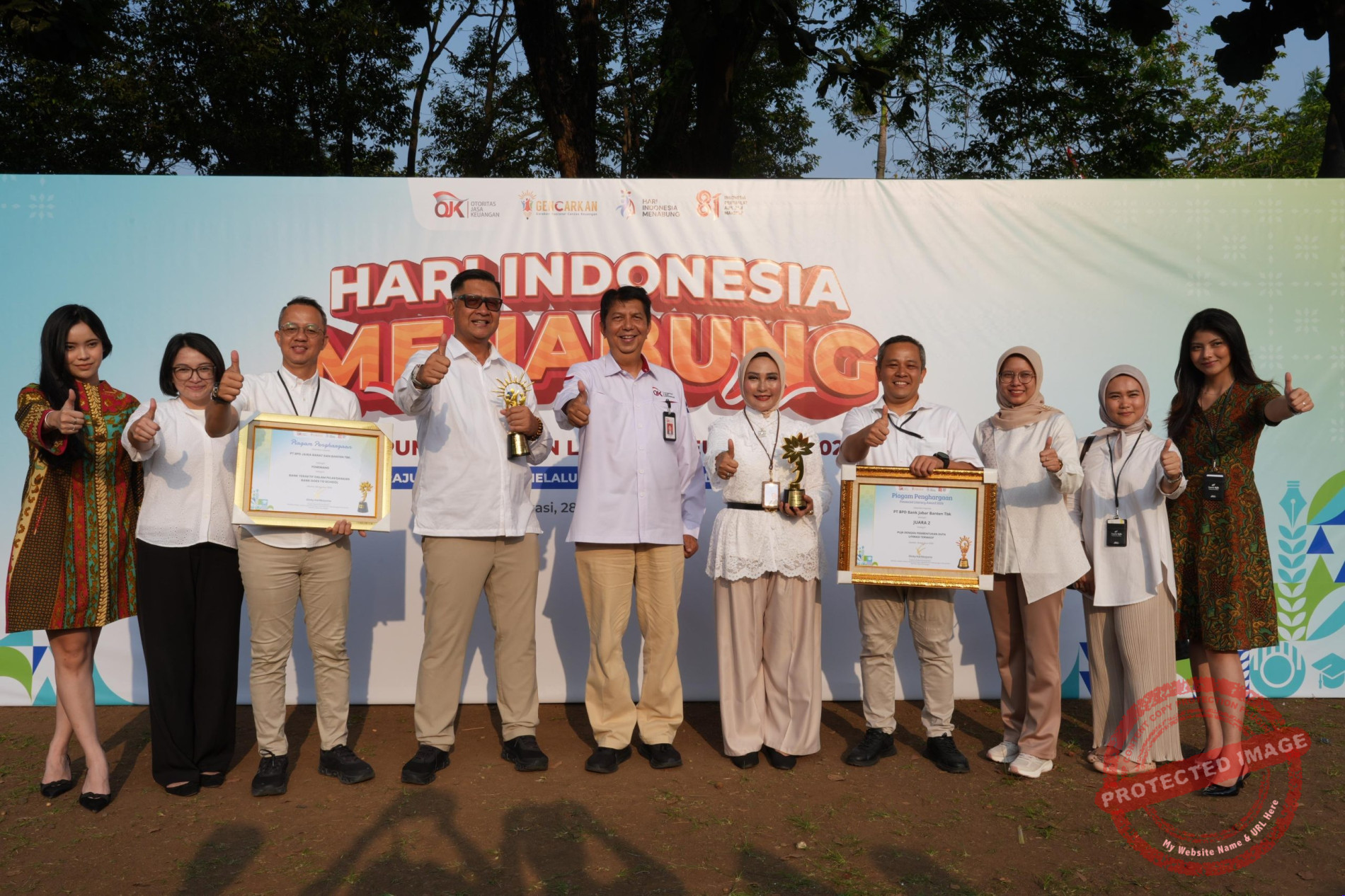 Penyerahan dua penghargaan OJK kepada bank bjb pada puncak HIM Nasional 2026 di Bekasi