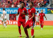 Pemain Timnas Indonesia dan Singapura berebut bola dalam laga Grup A Piala AFF 2026 di Stadion Jalan Besar, Singapura.