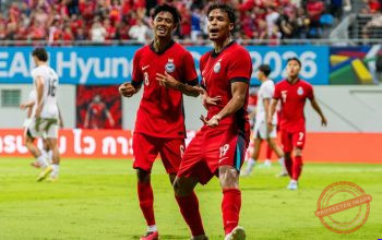 Pemain Timnas Indonesia dan Singapura berebut bola dalam laga Grup A Piala AFF 2026 di Stadion Jalan Besar, Singapura.