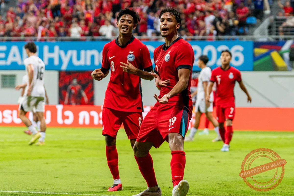 Pemain Timnas Indonesia dan Singapura berebut bola dalam laga Grup A Piala AFF 2026 di Stadion Jalan Besar, Singapura.