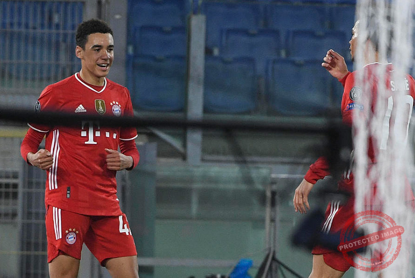 Pemain Bayern Munchen Jamal Musiala terjatuh di lapangan usai mengalami kejang absensi singkat saat laga persahabatan melawan FC Heidenheim.