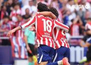 Pemain Atletico Madrid dan Villarreal berebut bola dalam laga imbang 2-2 di Stadion Metropolitano