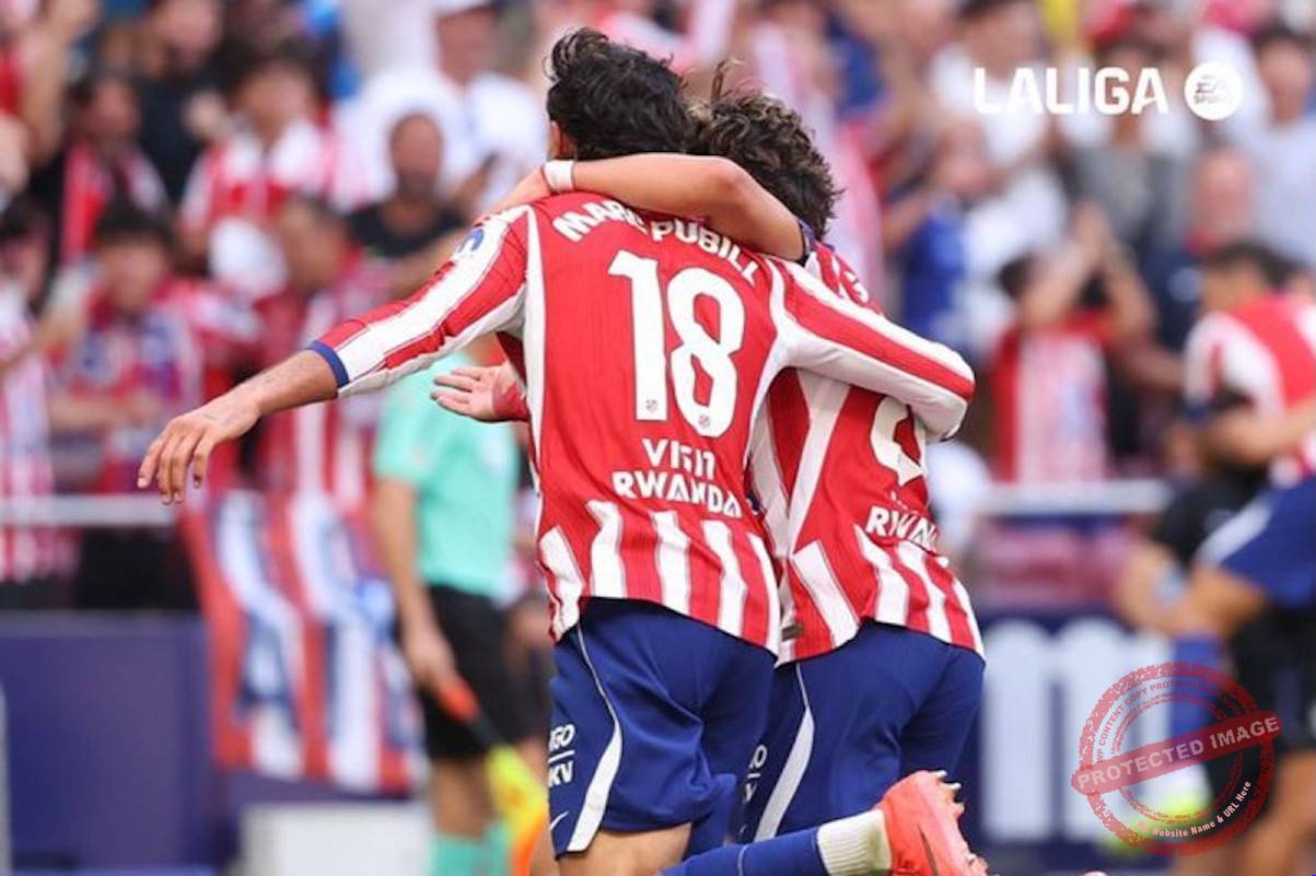 Pemain Atletico Madrid dan Villarreal berebut bola dalam laga imbang 2-2 di Stadion Metropolitano