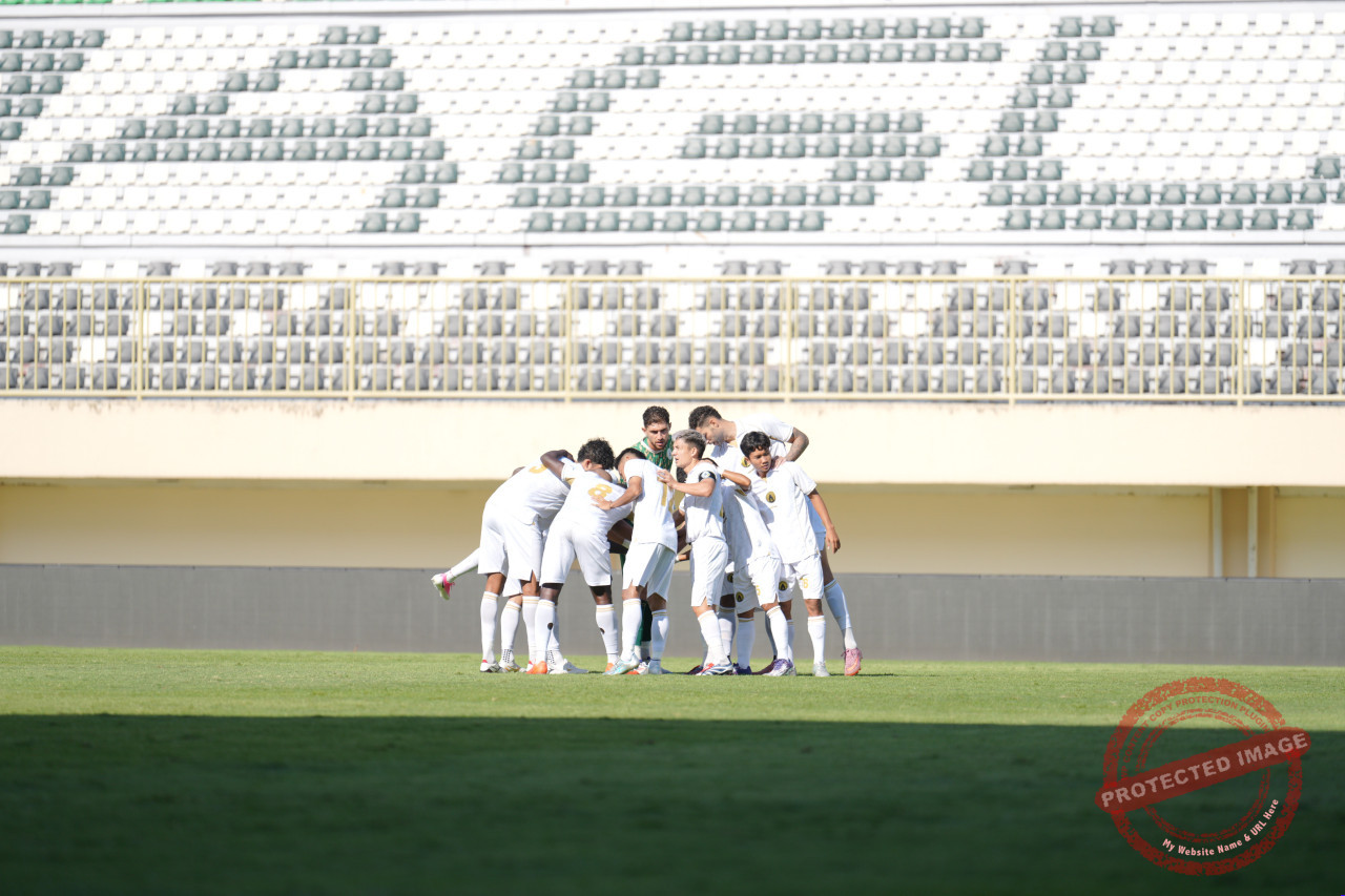 Pemain PSS Sleman merayakan gol saat uji coba lawan Persiku Kudus di Stadion Maguwoharjo