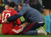 Jamal Musiala menerima penanganan tim medis setelah insiden saat laga Bayern Munchen melawan RB Leipzig di Piala Telekom.