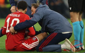 Jamal Musiala menerima penanganan tim medis setelah insiden saat laga Bayern Munchen melawan RB Leipzig di Piala Telekom.