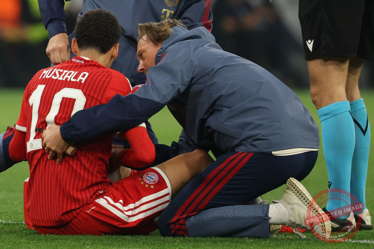 Jamal Musiala menerima penanganan tim medis setelah insiden saat laga Bayern Munchen melawan RB Leipzig di Piala Telekom.