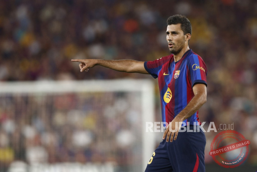 Pemain Barcelona dan Athletic Club berebut bola di Stadion Camp Nou