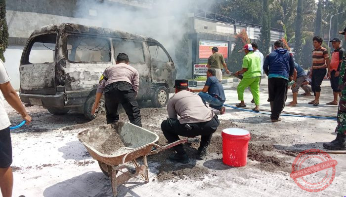Polisi Sigap Padamkan Kebakaran Mobil di SPBU Bulukerto, Berhasil Cegah Api Meluas