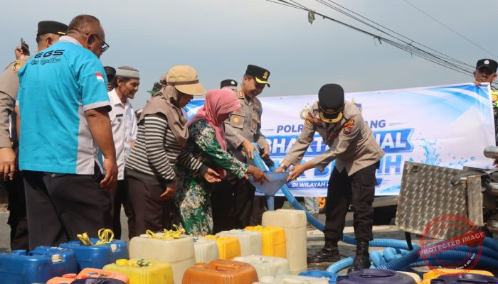 Dua Bulan kesulitan air bersih, Polres Semarang Salurkan 60 Ribu Liter Air Bersih untuk Warga Kemitir