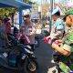 Polisi Wonogiri Bagikan Ribuan Bendera Merah Putih kepada Pengguna Jalan, Semarakkan HUT ke-81 RI