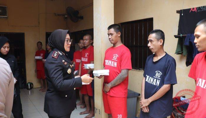 Kapolres Sragen Bagikan Snack Gratis kepada Tahanan, Momentum Kemerdekaan Jadi Ajang Introspeksi dan Taubat