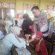 Imunisasi Jadi Tenang, Ada Pak Bhabinkamtibmas Dampingi Anak-anak di Kedungwaduk Karangmalang