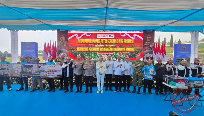 Bahagia Petani Bawang Putih Cianjur usai Terima Bansos dari Wakapolri