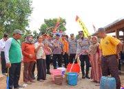 Peduli Kebutuhan Warga, Kapolres Kendal Salurkan 10.000 Liter Air Bersih dan Sembako di Desa Sidomakmur