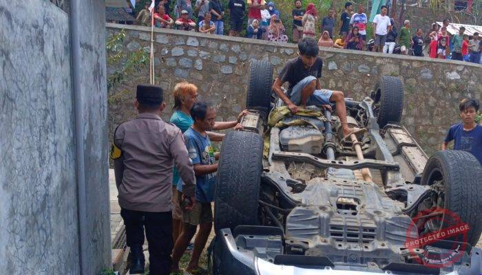 Fortuner Terguling ke Jurang Sedalam 3 Meter di Wonogiri, Polri Bantu Evakuasi Korban