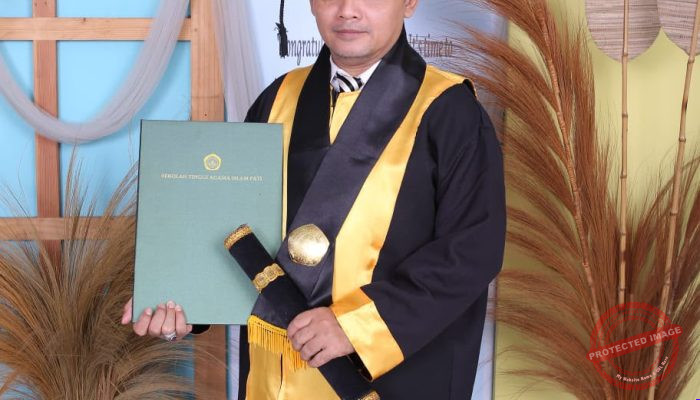 Mustaqim, S.H., S.Hum., C.PFW., C.MDF. Banggakan Keluarga Besar FERADI WPI & FIRMA HUKUM SUBUR JAYA DAN REKAN dengan lulus S.H.