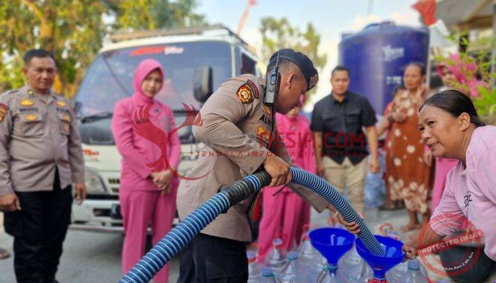 Polres Kudus Salurkan 21 Ribu Liter Air Bersih ke Warga Glagahwaru