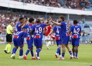 Trofi UEFA Super Cup di atas lapangan Red Bull Arena, Salzburg, Austria, jelang laga PSG vs Aston Villa
