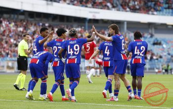 Trofi UEFA Super Cup di atas lapangan Red Bull Arena, Salzburg, Austria, jelang laga PSG vs Aston Villa