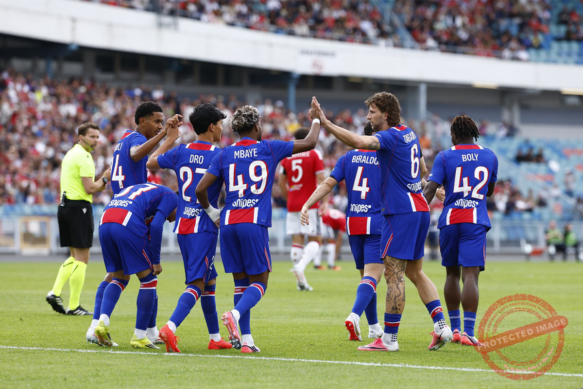 Trofi UEFA Super Cup di atas lapangan Red Bull Arena, Salzburg, Austria, jelang laga PSG vs Aston Villa