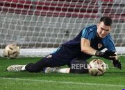 Kiper Kroasia Dominik Livakovic mengenakan seragam Barcelona usai direkrut dari Fenerbahce