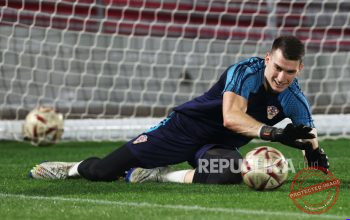 Kiper Kroasia Dominik Livakovic mengenakan seragam Barcelona usai direkrut dari Fenerbahce
