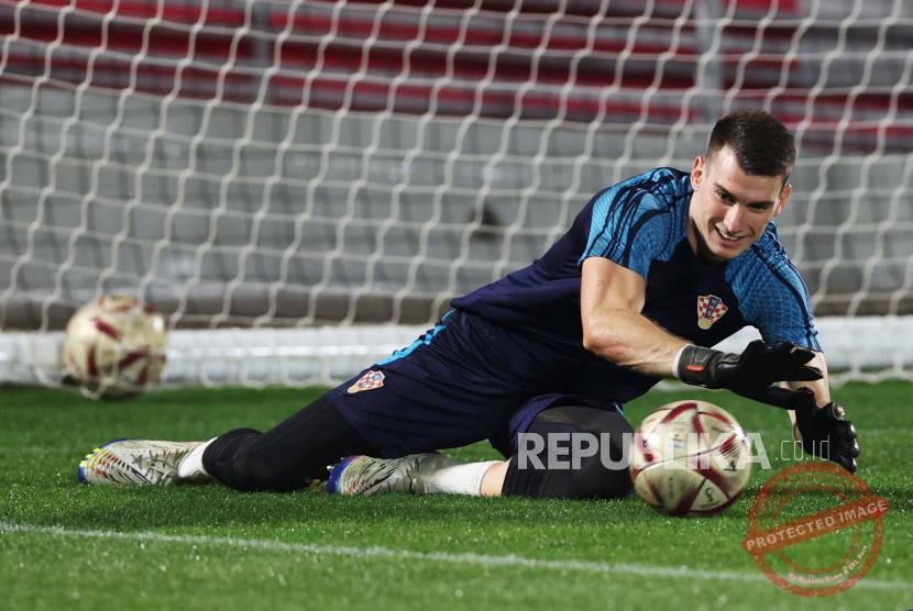 Kiper Kroasia Dominik Livakovic mengenakan seragam Barcelona usai direkrut dari Fenerbahce