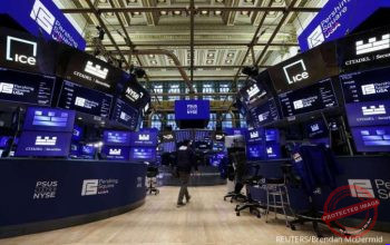Layar menampilkan grafik indeks saham Wall Street yang melemah setelah pernyataan Ketua The Fed Kevin Warsh soal fokus inflasi