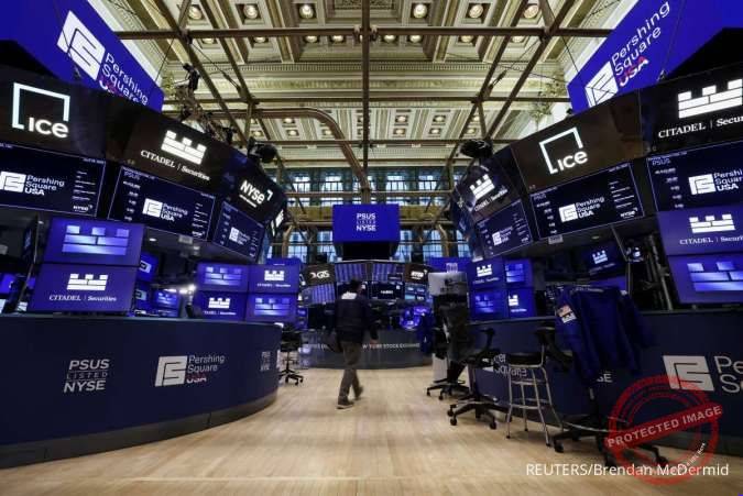 Layar menampilkan grafik indeks saham Wall Street yang melemah setelah pernyataan Ketua The Fed Kevin Warsh soal fokus inflasi
