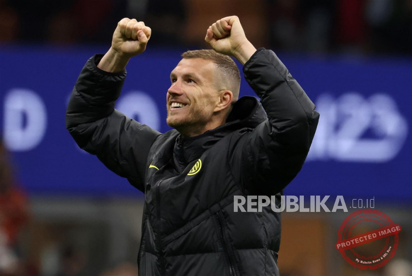 Edin Dzeko menandatangani perpanjangan kontrak satu musim bersama FC Schalke 04 di usia 40 tahun