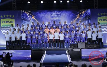 Pemain Persib Bandung mengenakan jersei terbaru di Bandung Arena, Jalan Cikutra, saat perkenalan skuad musim 2026/27.